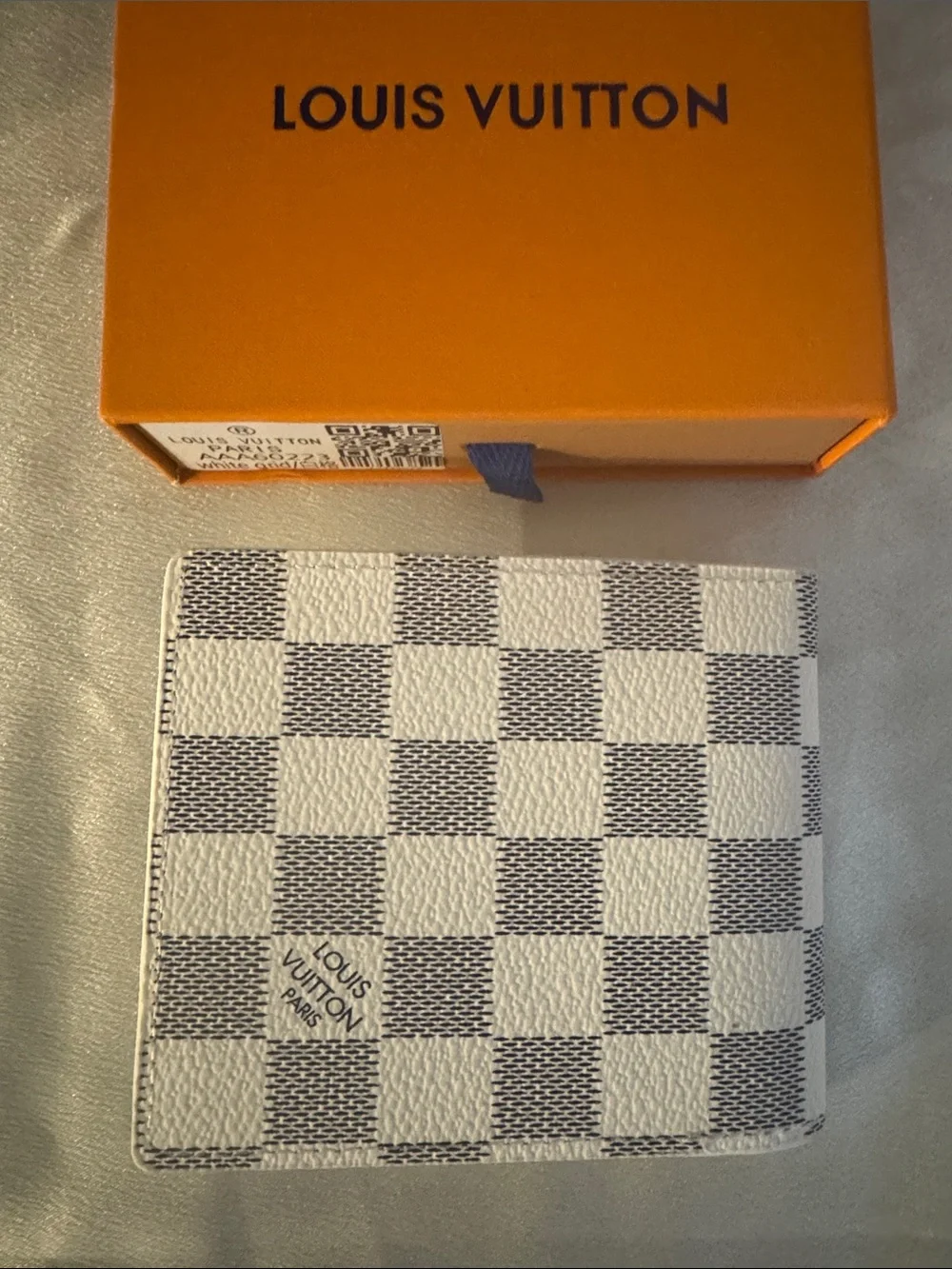 Louis Vuitton Damier Azur Marco wallet in the white and grey checkered leather!